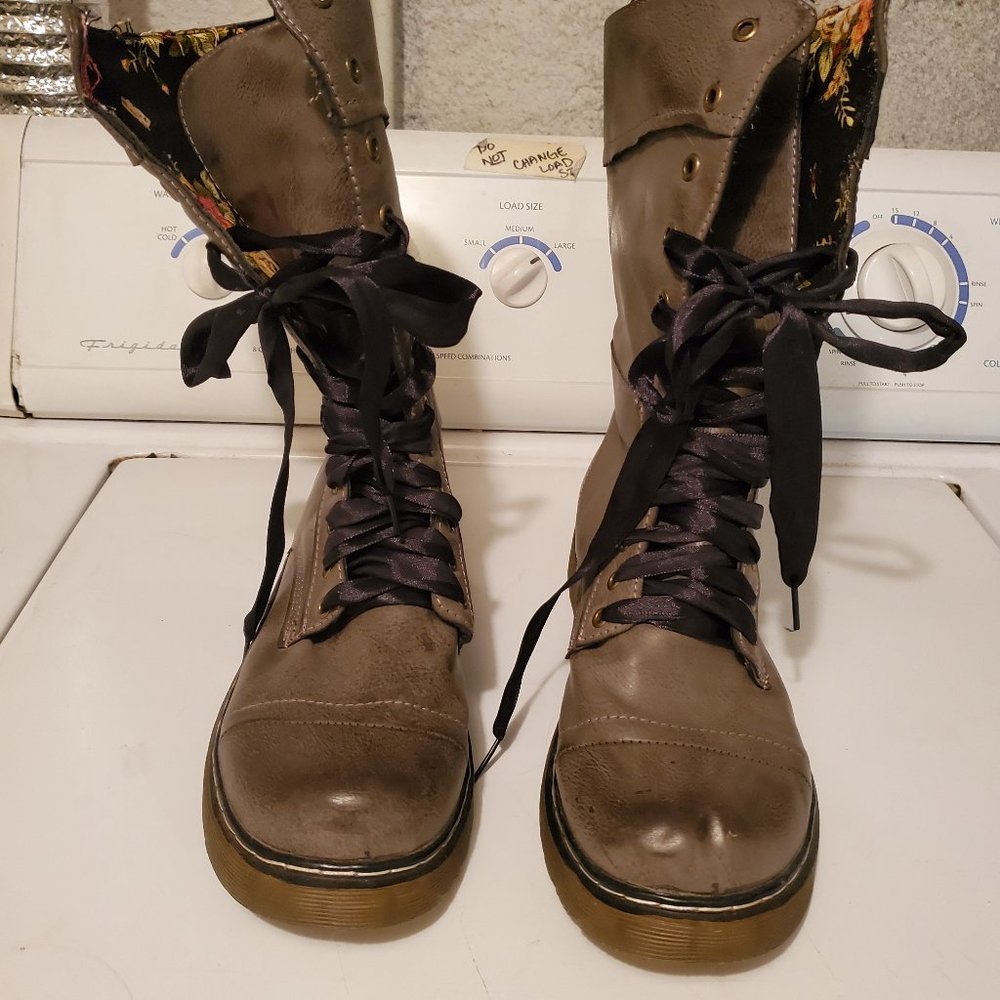 Boots - Picture 8 of 8